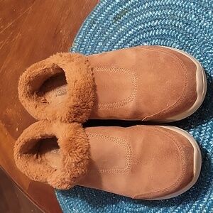 Sketchers fur clogs